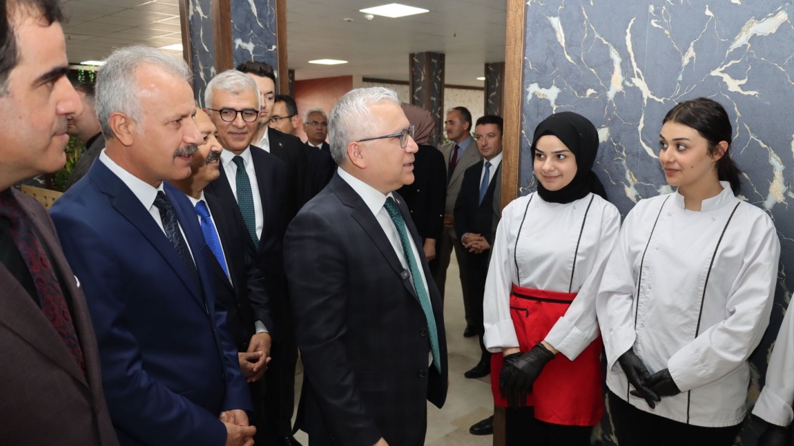 Valimiz Yılmaz Şimşek, Millî Eğitim Müdürümüz Necati Yener ile birlikte okulumuz bünyesinde okullar bölgesinde  hizmete açılan HEDEF Lezzet Atölyesini ziyaret etti.